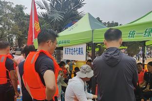 波杰姆斯基赛后返场与朋友及粉丝互动 腰伤无碍下一场可以打